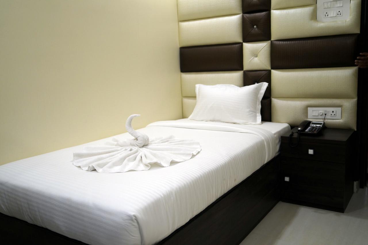 Hotel Silver Arcade Māldah Kültér fotó