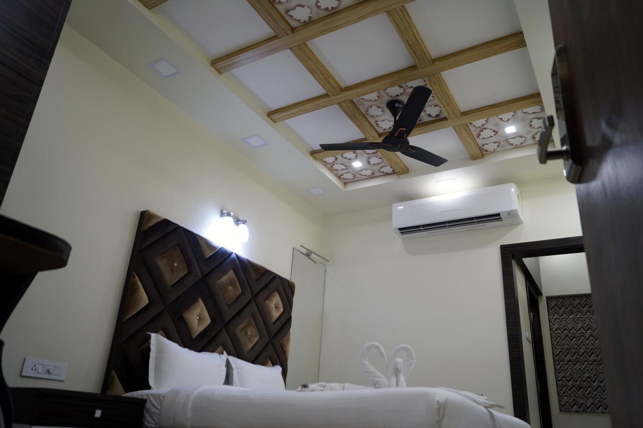 Hotel Silver Arcade Māldah Kültér fotó